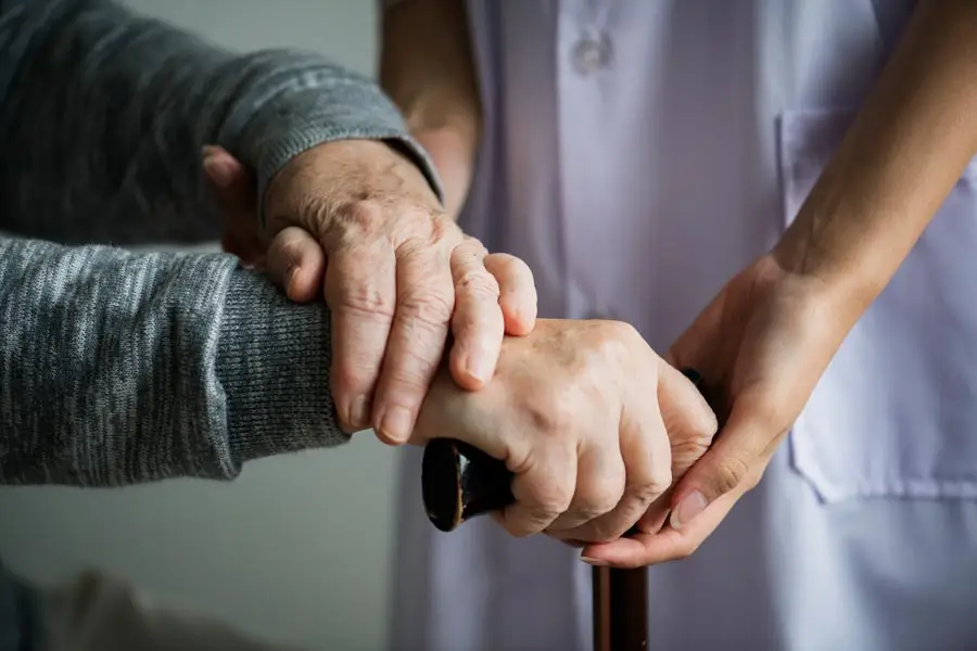 El apoyo integral y personalizado a nuestros mayores, contribuye a combatir la soledad, estimular la capacidad cognitiva y fomentar la autonomía y la independencia.